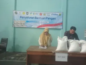 Bantuan Beras 10 Kg Ringankan Beban Warga Tonjong, Kades Dorong Data Lebih Tepat Sasaran