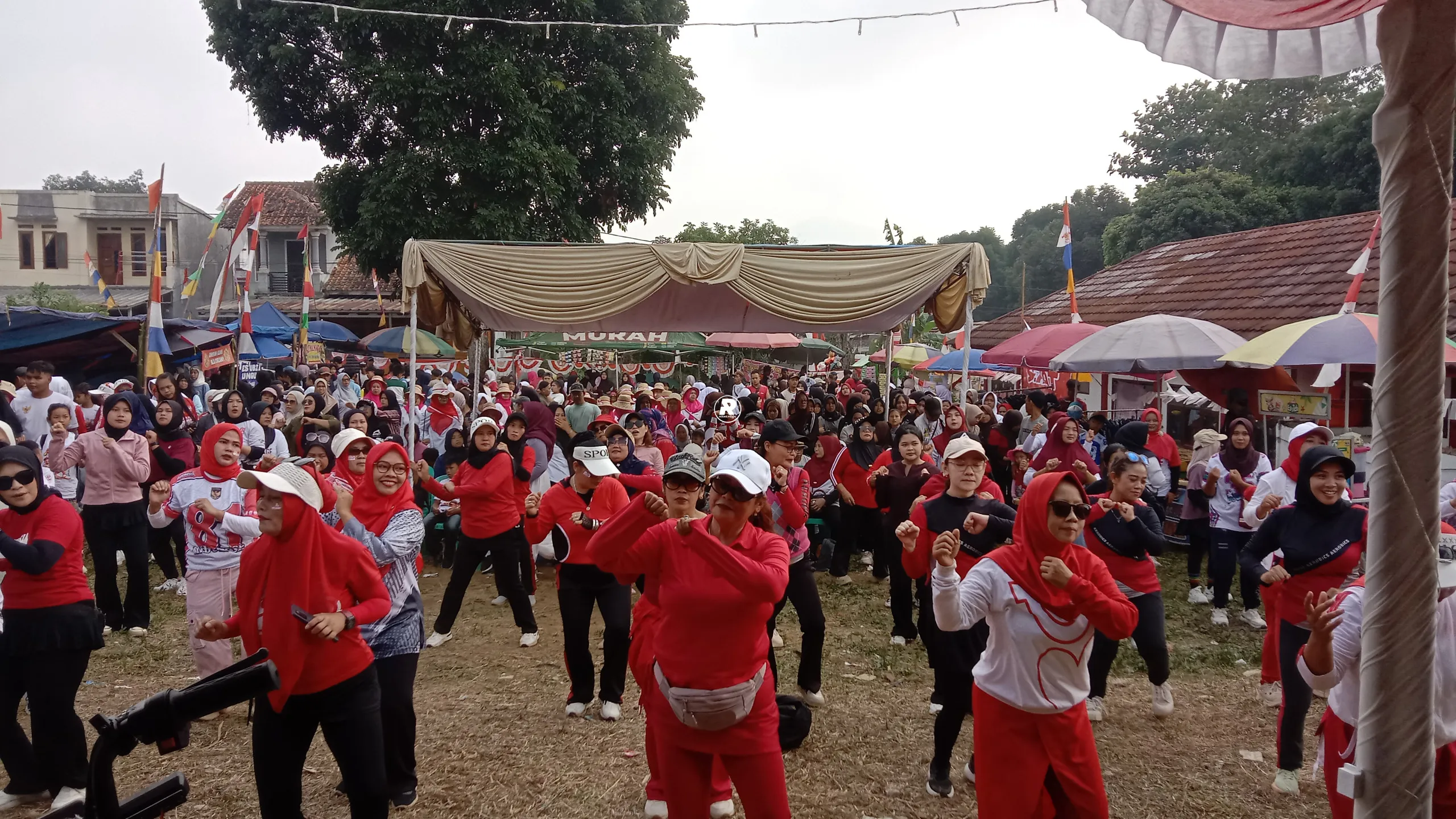 HUT RI ke-81, Desa Sarampad Gelar Jalan Sehat dan Hiburan Rakyat