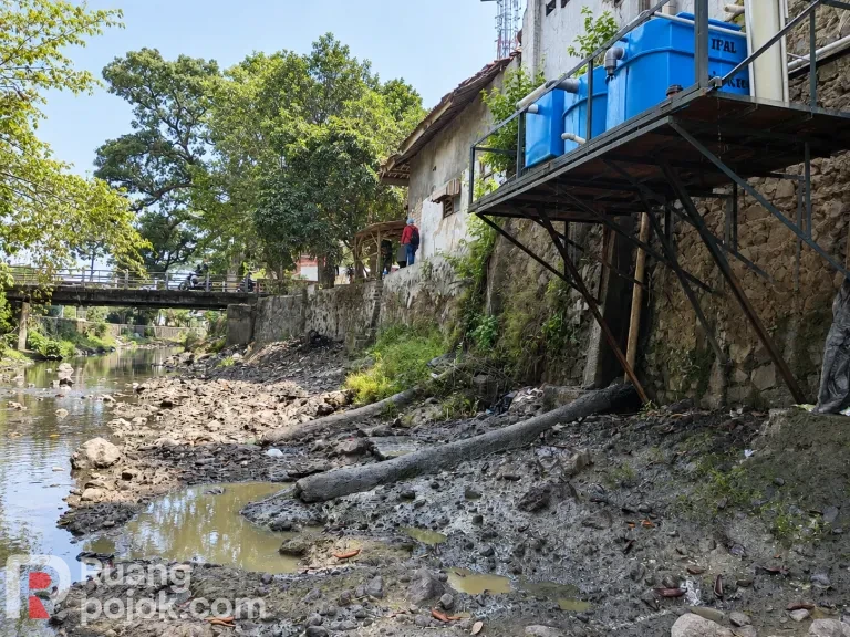 Sembilan Bulan Beroperasi, Limbah SPPG Mekargalih 4 Diduga Cemari Sungai Cibogo Ciranjang
