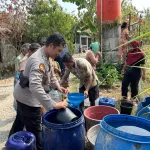 Polres Sukabumi Salurkan Air Bersih untuk Warga Terdampak Kekeringan di Palabuhanratu