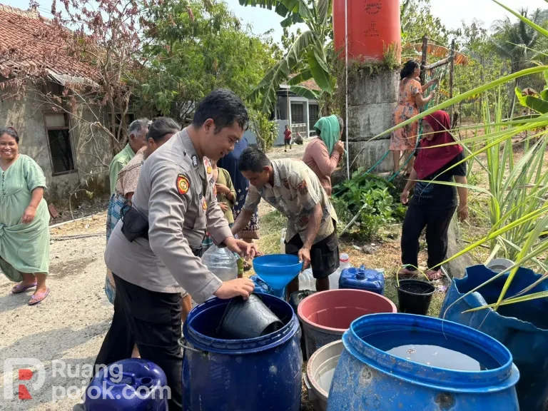 Polres Sukabumi Salurkan Air Bersih untuk Warga Terdampak Kekeringan di Palabuhanratu