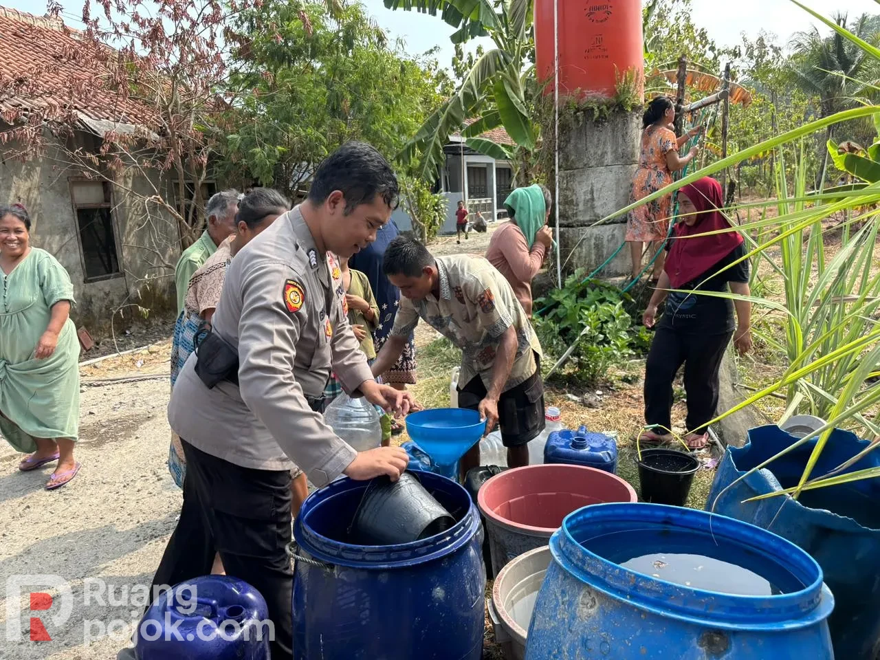 Polres Sukabumi Salurkan Air Bersih untuk Warga Terdampak Kekeringan di Palabuhanratu