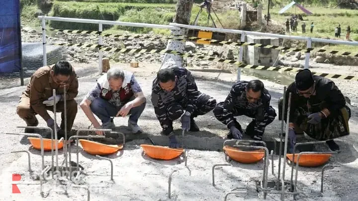 TNI AL dan Pemkab Sukabumi Bangun Kembali Jembatan Leuwidinding yang Ambruk