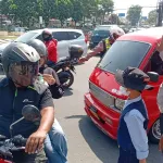 Cianjur Diselimuti Abu Vulkanik, Polres dan Pewarta Gerak Cepat Bagikan Ribuan Masker ke Masyarakat