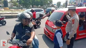 Cianjur Diselimuti Abu Vulkanik, Polres dan Pewarta Gerak Cepat Bagikan Ribuan Masker ke Masyarakat