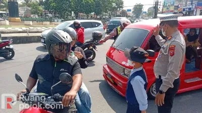 Cianjur Diselimuti Abu Vulkanik, Polres dan Pewarta Gerak Cepat Bagikan Ribuan Masker ke Masyarakat