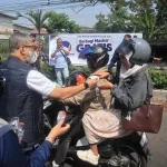 Efek Debu Vulkanik Gunung Anak Krakatau, NasDem Cianjur Bagi-bagi Masker untuk Warga Terdampak.