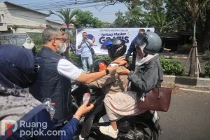 Efek Debu Vulkanik Gunung Anak Krakatau, NasDem Cianjur Bagi-bagi Masker untuk Warga Terdampak.