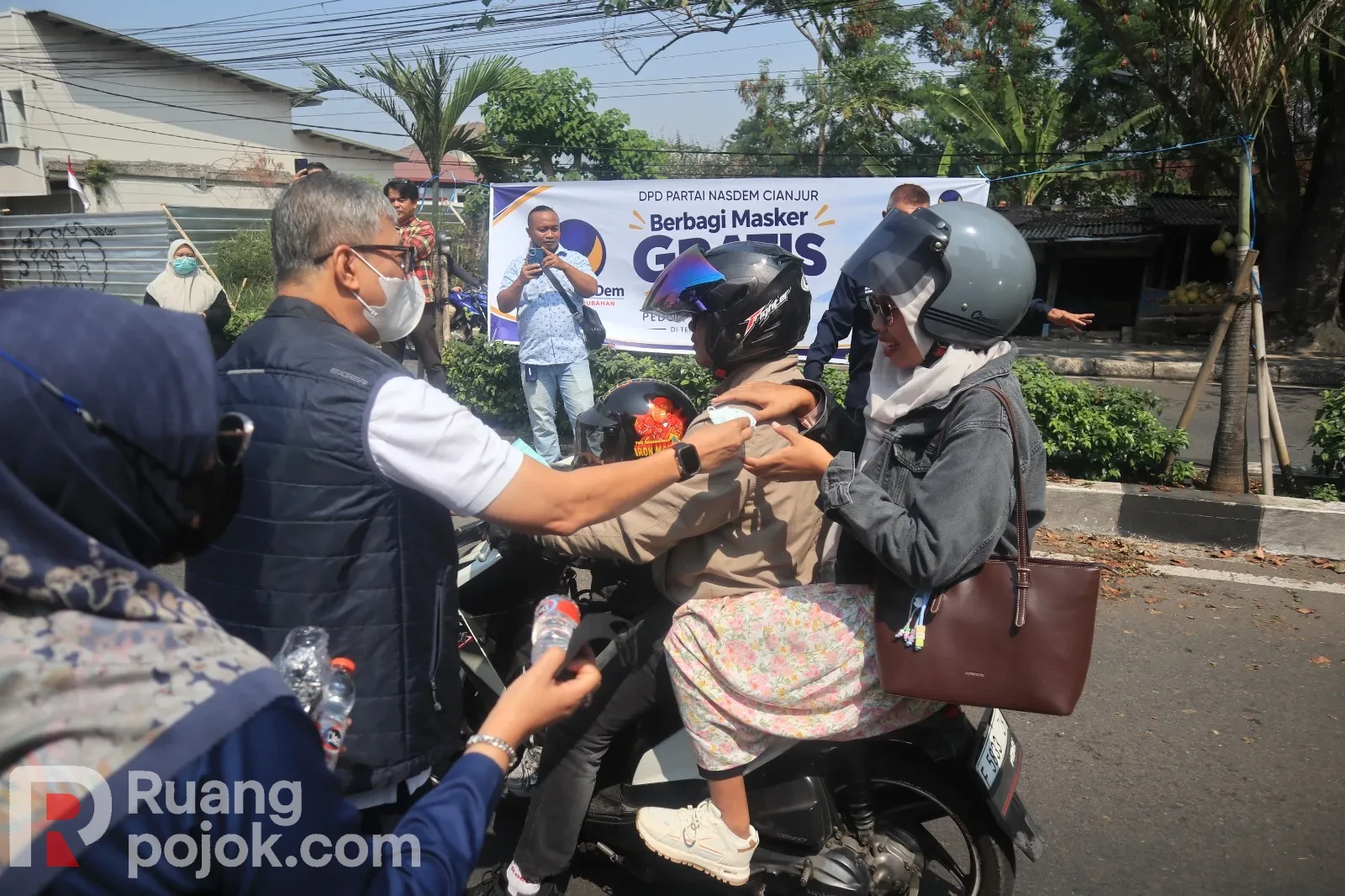 Efek Debu Vulkanik Gunung Anak Krakatau, NasDem Cianjur Bagi-bagi Masker untuk Warga Terdampak.