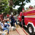 Damkarmat Sukabumi Salurkan 2.500 Liter Air Bersih ke Warga Linggamanik