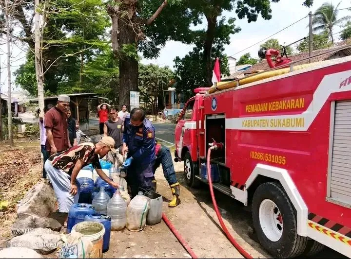 Damkarmat Sukabumi Salurkan 2.500 Liter Air Bersih ke Warga Linggamanik