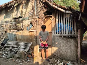 Rumah Nyaris Roboh, Dua Anak Yatim di Cibeber Bertahan Tanpa Orangtua