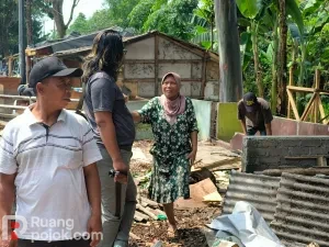 Disperkim Cianjur Bersihkan Puing Bangunan Liar di Jalan Raya Bandung
