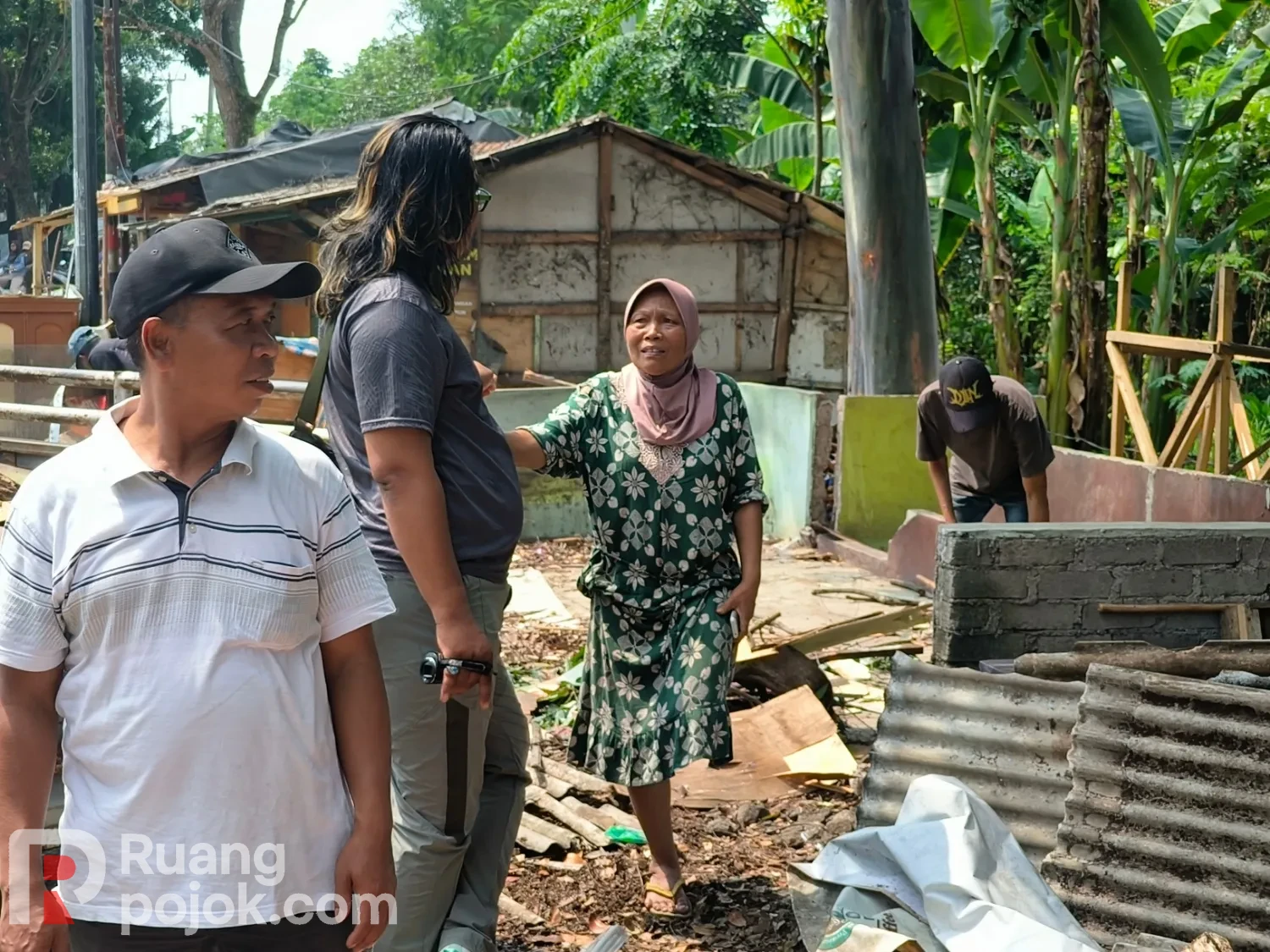 Disperkim Cianjur Bersihkan Puing Bangunan Liar di Jalan Raya Bandung