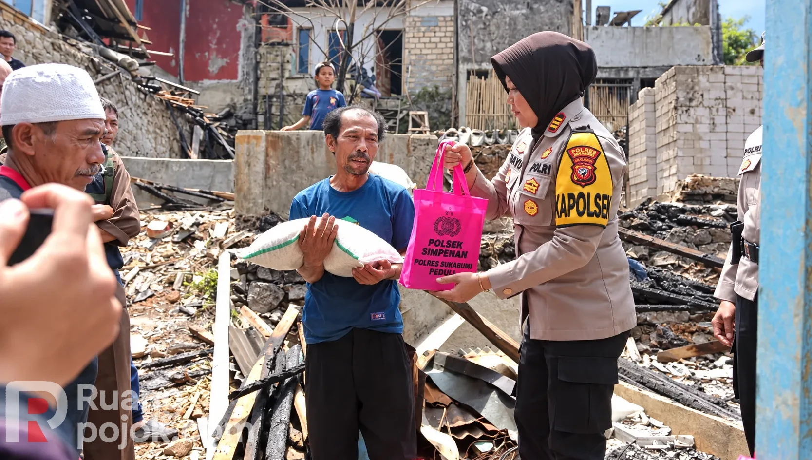 Polsek Simpenan Salurkan Bantuan Sembako untuk Tujuh Keluarga Korban Kebakaran Desa Kertajaya