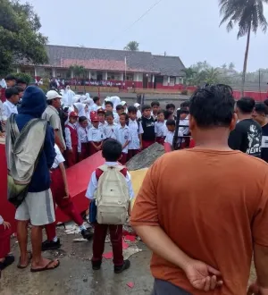 Gapura SDN Kertajadi Cianjur Roboh, Siswi Kelas 5 Alami Luka Serius di Kepala