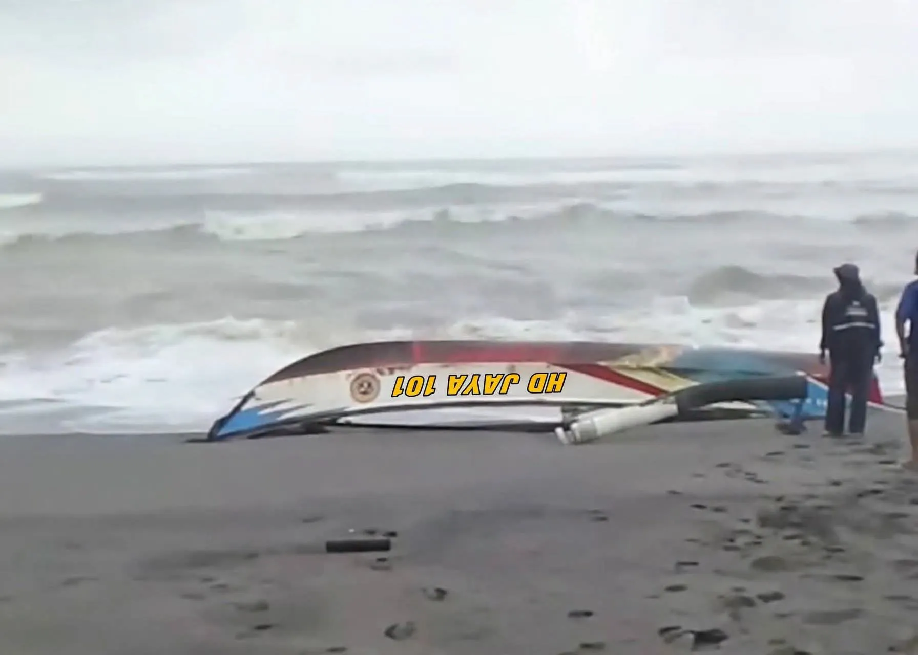 Perahu HD Jaya 101 Terbalik di Ciwidig, Pencarian Nelayan Berlanjut