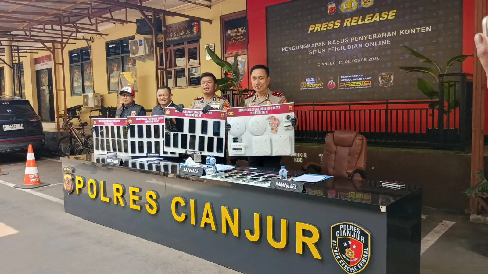 Judi Online di Cianjur Terbongkar, Polisi Sita 46 HP di Vila Sukaresmi