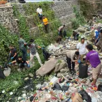 Respons Aspirasi Warga, Polres Sukabumi Bersihkan Sampah di Sungai Cigangsa