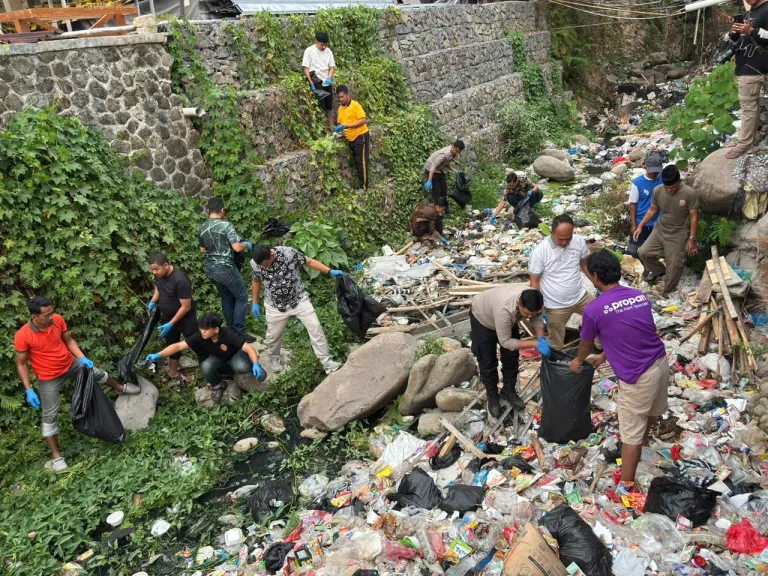 Respons Aspirasi Warga, Polres Sukabumi Bersihkan Sampah di Sungai Cigangsa