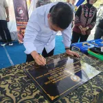 Komunitas Bagong Mogok Serahkan Bantuan Rutilahu untuk Empat Warga dan Renovasi Sekolah di Sukabumi