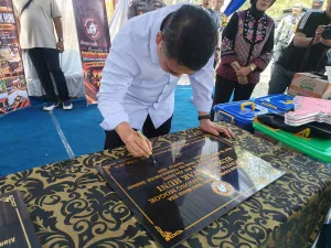 Komunitas Bagong Mogok Serahkan Bantuan Rutilahu untuk Empat Warga dan Renovasi Sekolah di Sukabumi