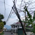 Tiang Kabel Internet Miring Nyaris Roboh, Ancaman Bagi Pengendara di Cugenang