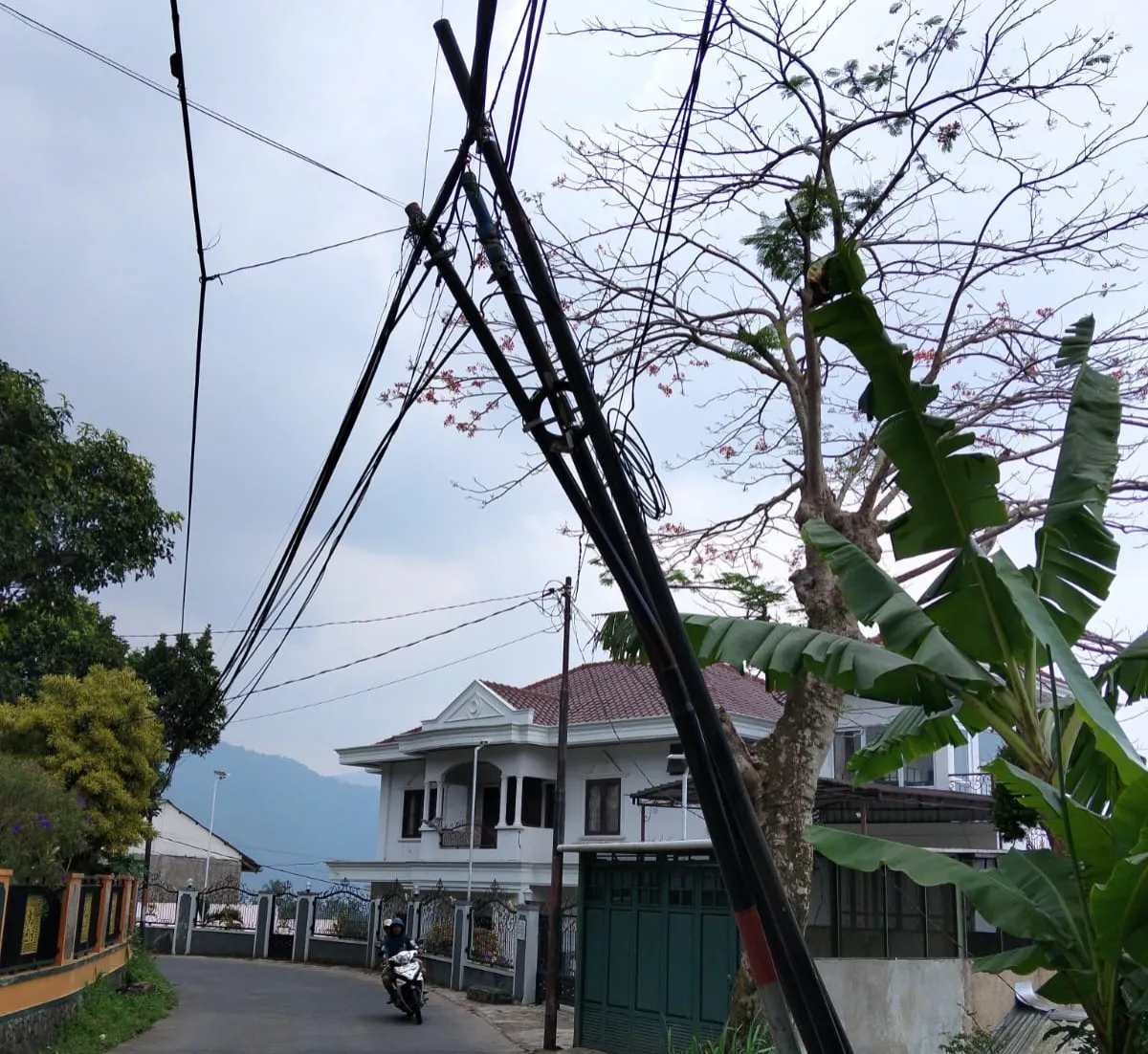 Tiang Kabel Internet Miring Nyaris Roboh, Ancaman Bagi Pengendara di Cugenang