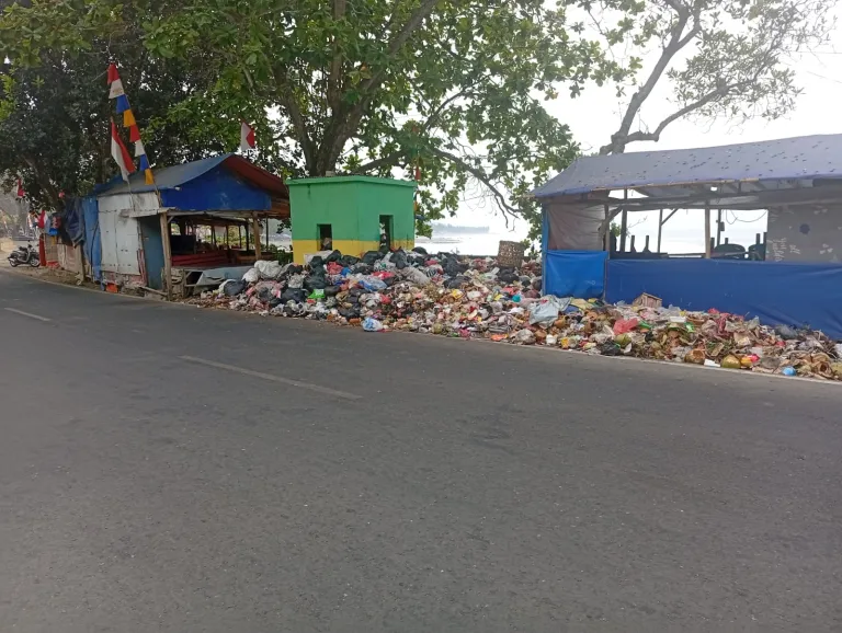 Sampah Menggunung di Karang Hawu, DLH Sukabumi Akui Armada Tak Mencukupi