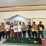 Kapolres Sukabumi Salurkan Bantuan Al-Qur’an dan Perlengkapan Belajar untuk Santri TPQ Cibadak