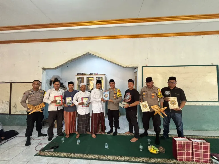 Kapolres Sukabumi Salurkan Bantuan Al-Qur’an dan Perlengkapan Belajar untuk Santri TPQ Cibadak