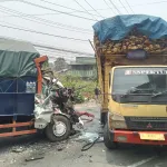 Diduga Sopir Mengantuk, Dua Truk Bertabrakan di Parungkuda Sukabumi