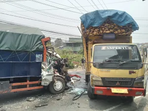 Diduga Sopir Mengantuk, Dua Truk Bertabrakan di Parungkuda Sukabumi