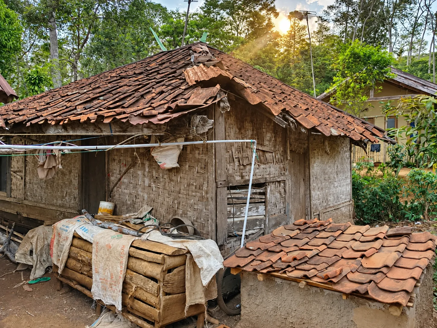 Rumah Lapuk Beratap Bocor, Potret Kemiskinan Keluarga Buruh Perkebunan di Campaka Cianjur